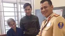 CSGT Đội 15 Công an TP Hà Nội giúp đưa một cụ bà bị lẫn về nhà