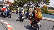Cần quản lý chặt dịch vụ cho người nước ngoài thuê xe