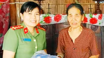 Nữ Đại úy tận tụy với công việc