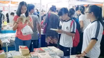 Sách lậu trên mạng, làm sao chống bằng tem?