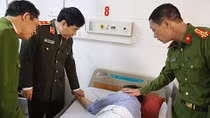 Thăm hỏi, động viên các chiến sỹ PCCC bị thương khi làm nhiệm vụ