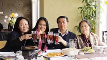 Đại sứ Ngô Quang Xuân: Không ai dạy con để thành hoa hậu…
