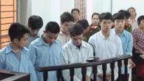 Băng giang hồ xông vào tiệm internet chém người lãnh án 