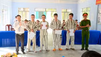 Công bố quyết định giảm thời hạn chấp hành án phạt tù cho 277 phạm nhân 