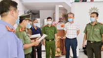 Đường dây phù phép người nước ngoài thành... chuyên gia