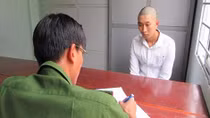 Gã thanh niên giở trò dâm ô bé gái 8 tuổi trong nhà vệ sinh