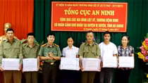 Đoàn đại biểu Tổng cục an ninh tặng quà 27-7 tại Hà Giang