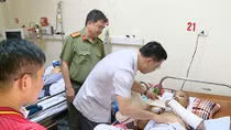 Thăm hỏi, tặng quà cán bộ, chiến sĩ Công an bị nạn trên đường giúp dân phòng chống lũ lụt
