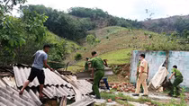 Giúp dân khắc phục hậu quả lốc xoáy