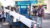 Xử lý nhiều xe thô sơ chở hàng hóa cồng kềnh