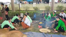 Búp tay người ríu rít lửa hoa