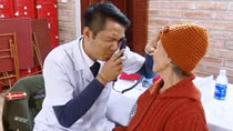 Người chiến sĩ mang hai màu áo