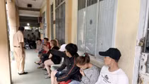 Nhiều thanh thiếu niên cùng xe máy “độ” tụ tập trên đường