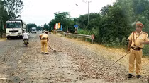CSGT thu dọn đá dăm trên đường Quốc lộ 19