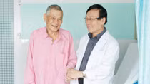 Phẫu thuật thay khớp thành công cho cụ ông đã 101 tuổi
