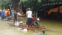 Công an bơi đẩy bè đưa hàng nghìn người dân qua vùng ngập lũ 