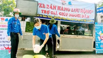 Mô hình shipper áo xanh giúp người dân những ngày giãn cách
