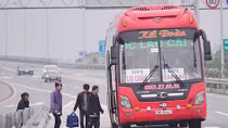 Xe khách bất chấp chạy kiểu “rùa bò” trên đường vành đai 3