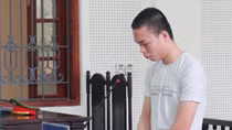 Ông bố tàn ác ném con mới sinh xuống giếng tử vong