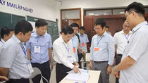 Phòng thi có 24 thí sinh với 2 cán bộ coi thi, mọi gian lận chắc chắn sẽ bị phát hiện