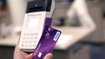 TPBank triển khai thẻ Visa payWave "chạm nhẹ là thanh toán"