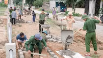 Tranh thủ ngày nghỉ, CBCS Công an, giáo viên về làng làm nông thôn mới