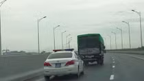 Xử phạt nghiêm hai tài xế không nhường đường cho xe ưu tiên trên cao tốc 
