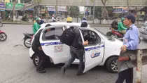 Loạn taxi trước cổng bệnh viện