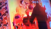 Hất xăng đốt người phụ nữ, gã đàn ông bỏ trốn ra nước ngoài