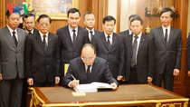 Thủ tướng Nguyễn Xuân Phúc viếng nhà vua Thái Lan