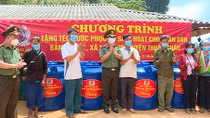 Công an tỉnh Sơn La thăm hỏi, tặng quà nhân dân huyện Thuận Châu