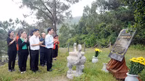 Báo CAND dâng hương tưởng niệm Đại tướng Võ Nguyên Giáp