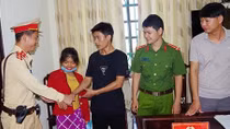 CSGT giúp đỡ đưa người dân bị lạc về gia đình