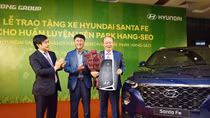 Trao tặng xe Hyundai Santa Fe cho ông Park Hang Seo 