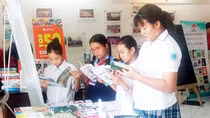 Phát triển văn hóa đọc trong học sinh: Người lớn phải làm gương