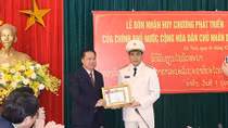Giám đốc Công an tỉnh Hà Tĩnh nhận Huy chương phát triển của Chính phủ Lào