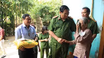Cán bộ chiến sĩ Tổng cục VIII đến vùng tâm lũ
