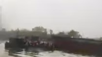 Tàu chở hàng đâm vào phà Mây Hải Dương, nhiều hành khách nhảy sông