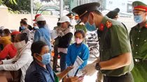  Phát khẩu trang cho người dân đến làm thủ tục hành chính