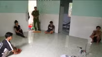 Bị bạn khống chế sau khi chơi ma túy đá