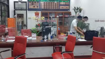Táo tợn bịt mặt xông vào cướp ngân hàng 