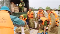 Công an tỉnh Quảng Bình tiếp ứng hơn 1.000 suất cứu trợ người dân vùng lũ