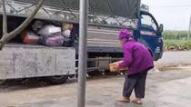 Cụ bà mang “tài sản cuối cùng” ủng hộ đồng bào vùng lũ miền Trung