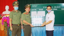 Tặng khẩu trang cho Hội đồng thi trường THPT A Phủ Lý