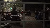 Ngoài khóa cửa phòng dịch, trong đánh bạc