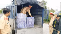 CSGT bắt giữ 3 ôtô tải vận chuyển thuốc lá lậu
