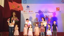 Hoa khôi sinh viên Hà Nội mang nụ cười đến với bệnh nhi Bệnh viện Đống Đa