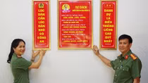 Treo bích chương lời của Tổng Bí thư Nguyễn Phú Trọng và Đại tướng Tô Lâm
