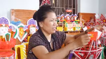 Những nghệ nhân oằn mình giữ đồ chơi cho con trẻ
