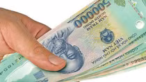 Trao tiền bạn đọc hỗ trợ bà Nguyễn Thị Hồ